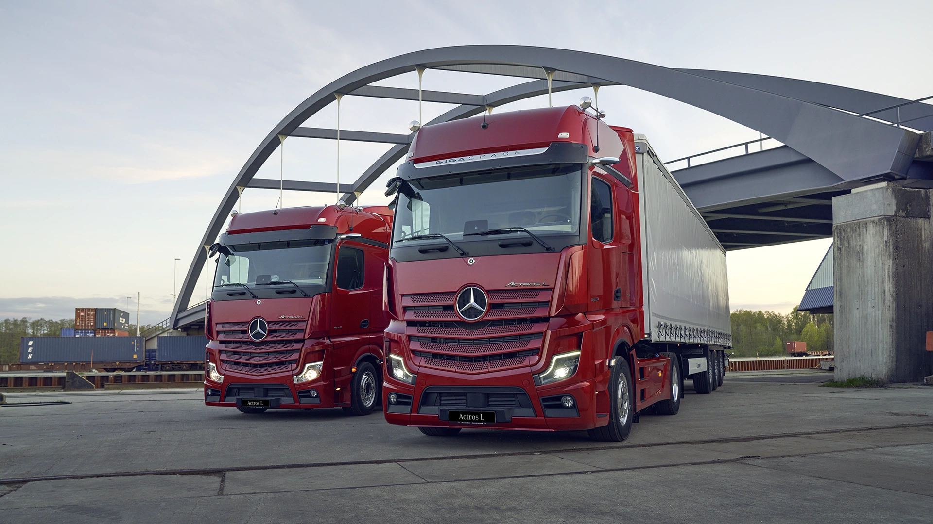 Kaksi Actros L -kuorma-autoa sillan edessä