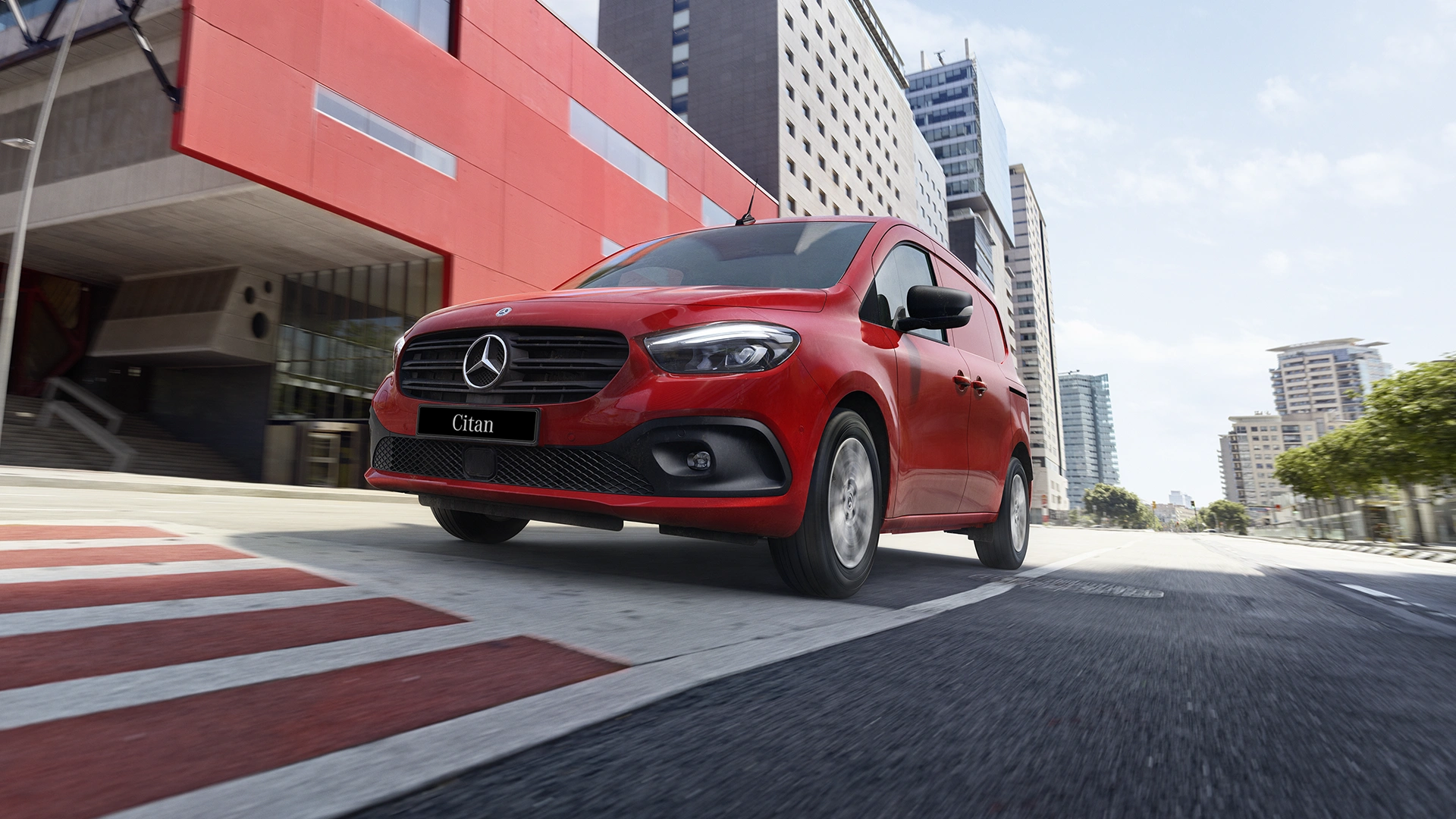 Punainen Mercedes-Benz Citan PanelVan pakettiauto kuvattuna kadulla etuviistosta