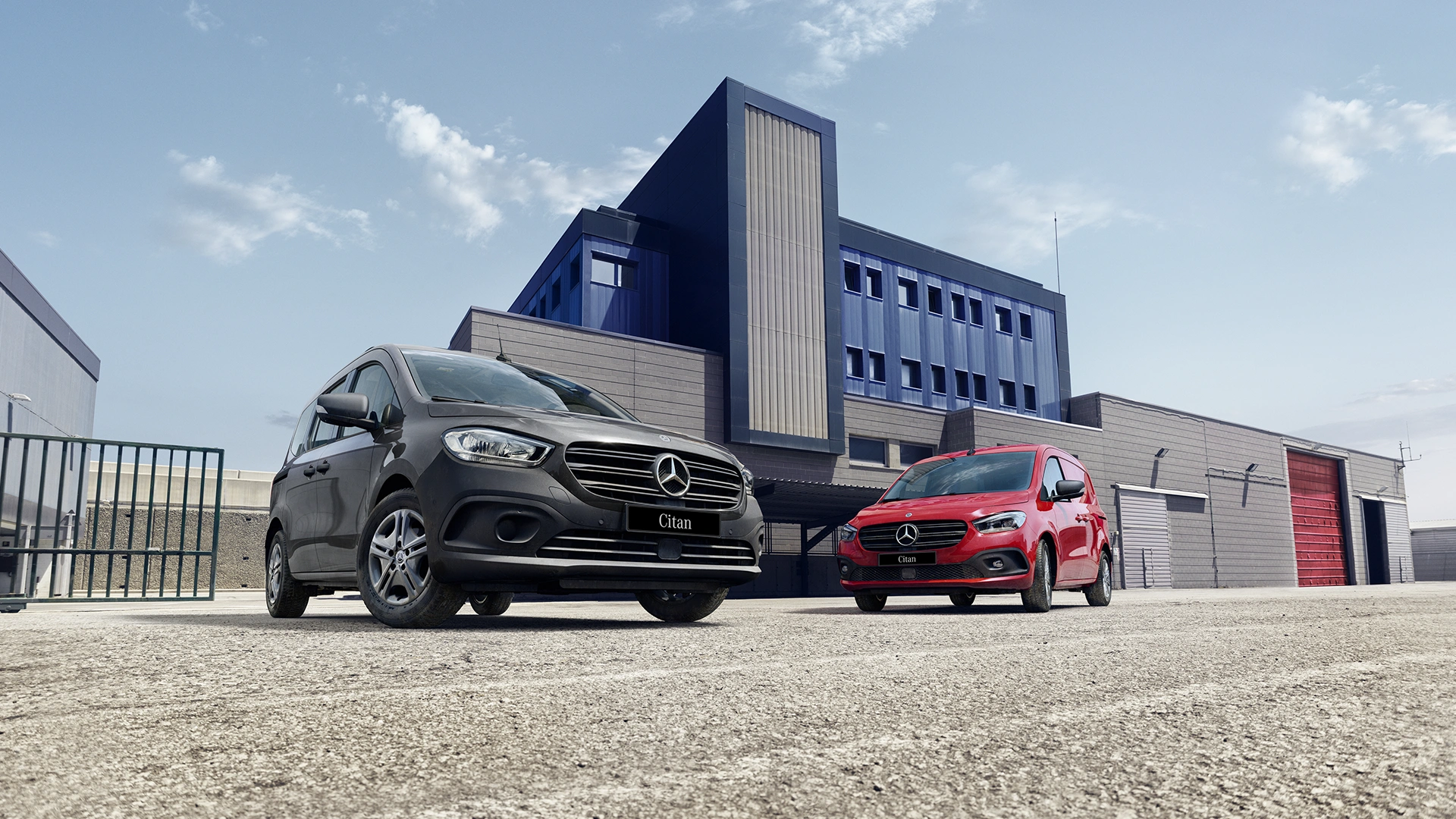 Punainen ja harmaa Mercedes-Benz Citan pakettiauto