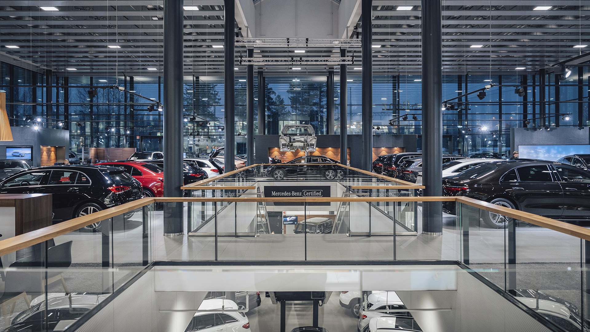 Veho Airport autoliikkeen uusien autojen myyntiosasto
