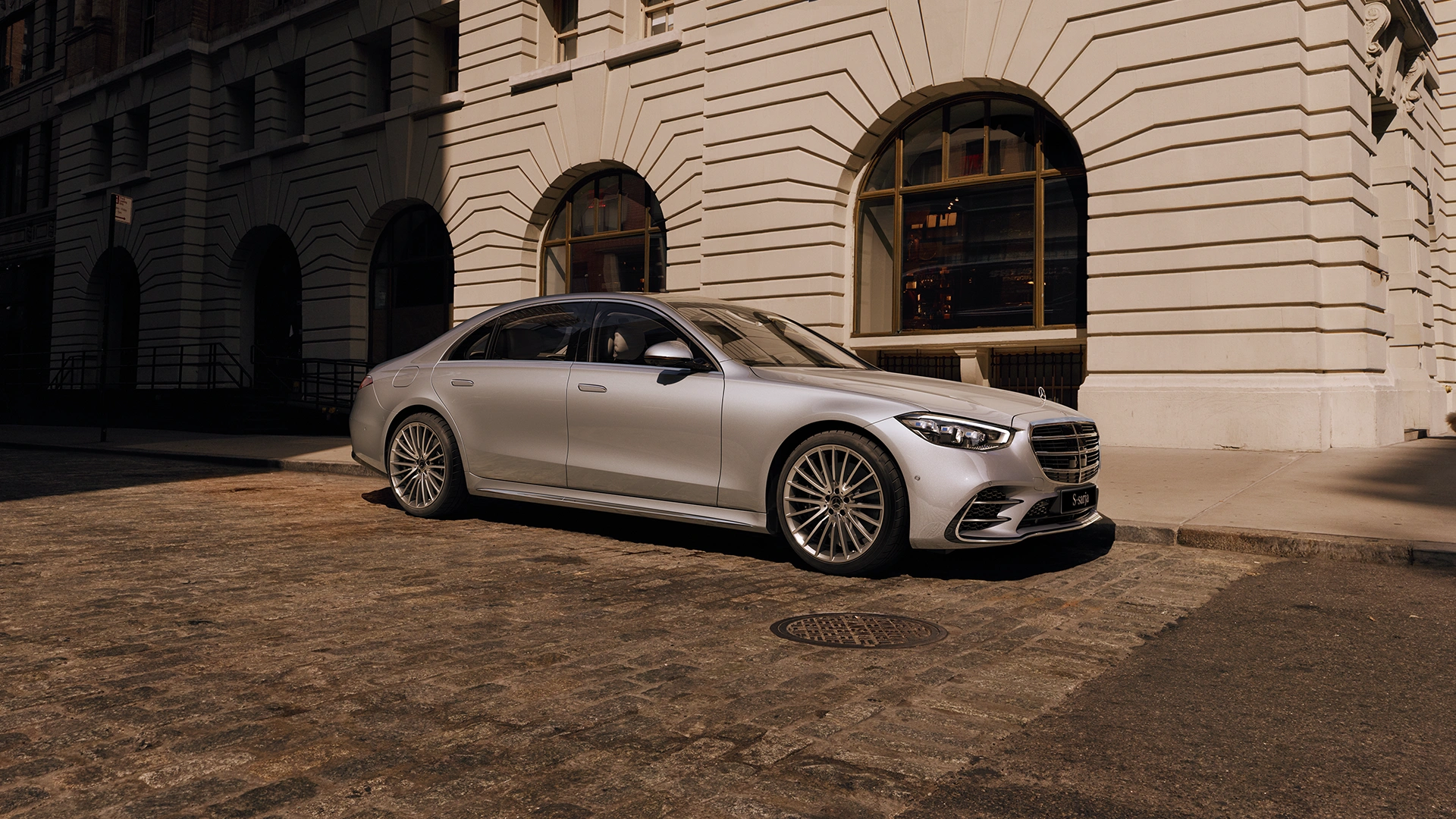 Mercedes-Benz S-sarja sivusta kuvattuna