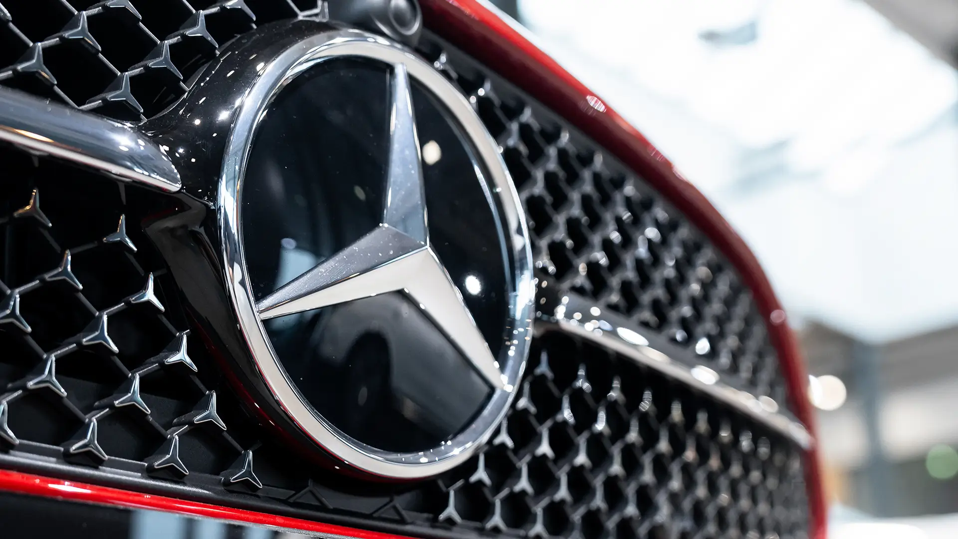 Mercedeksen tähtimerkki auton keulassa.