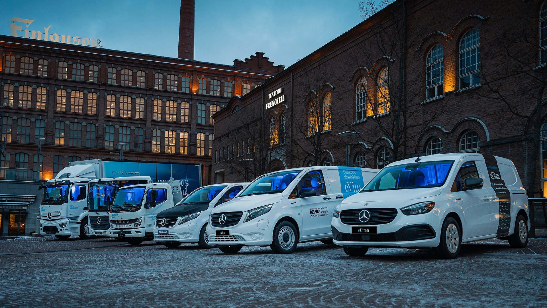 Sähköiset hyötyajoneuvot Finlaysonin edessä