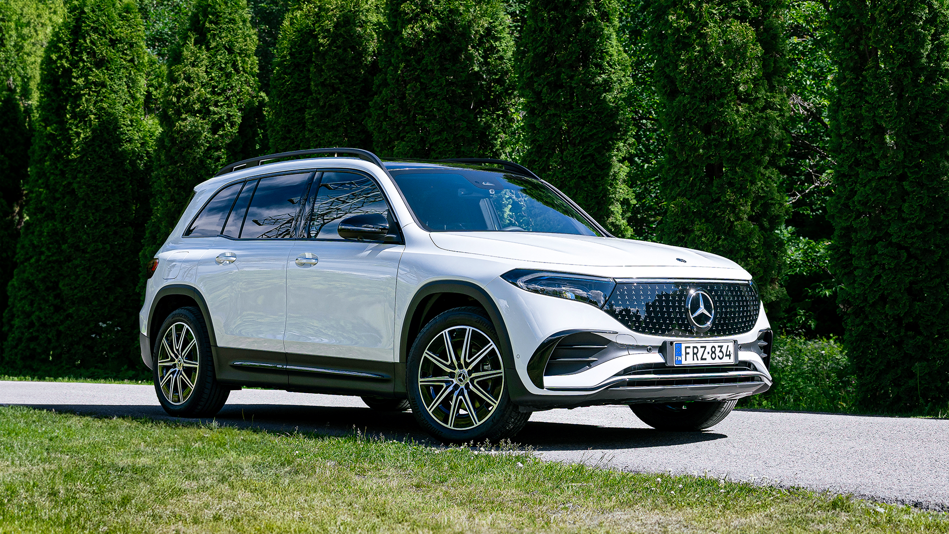 Mercedes-Benz EQB sivusta kuvattuna puistomaisemassa