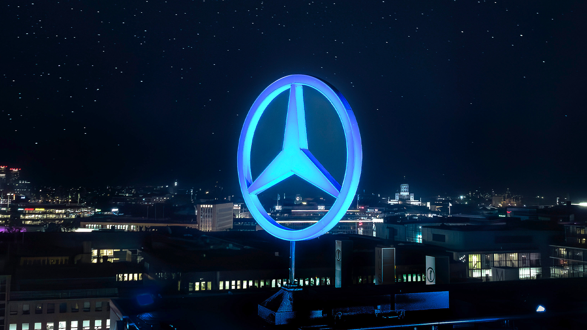 Sininen Mercedes-Benz logo