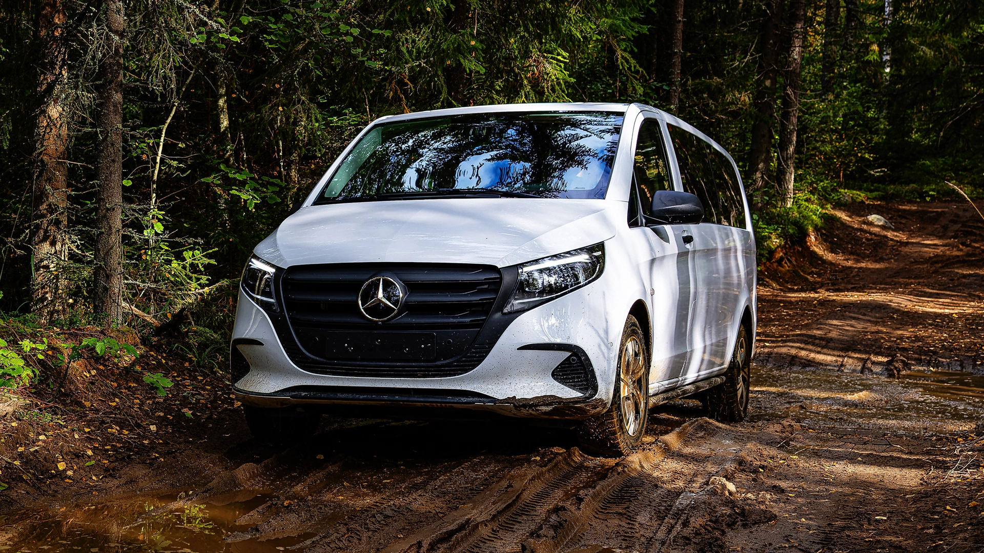 Mercedes-Benz Vito 4x4 maastossa.