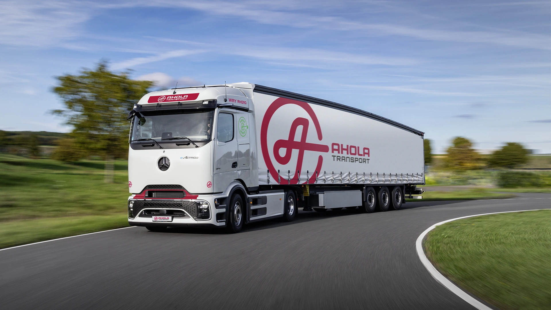 Ahola Transportin eActros 600 -sähkökuorma-auto ajaa tiellä