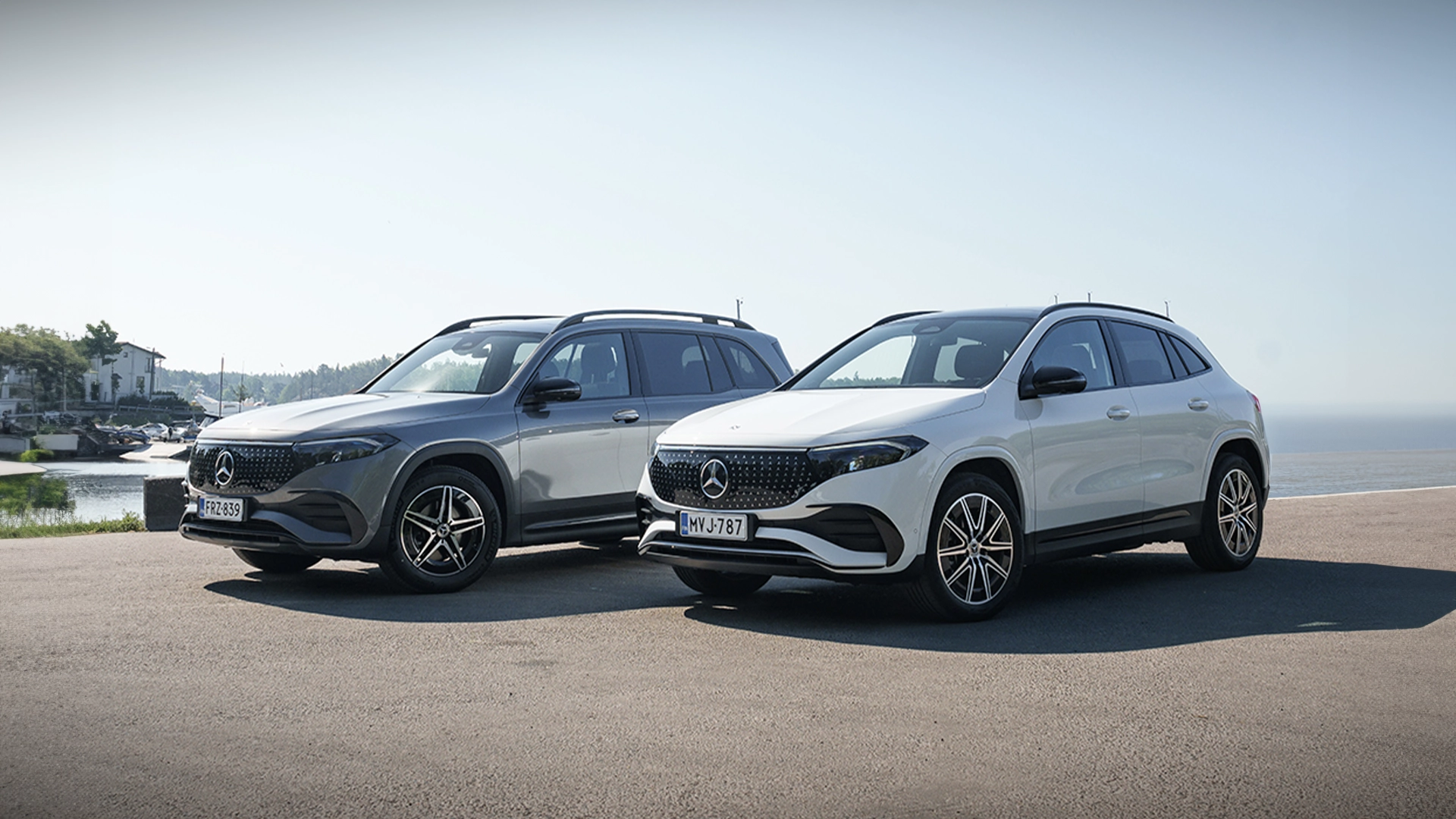 EQA ja EQB sähköautot rannassa vierekkäin