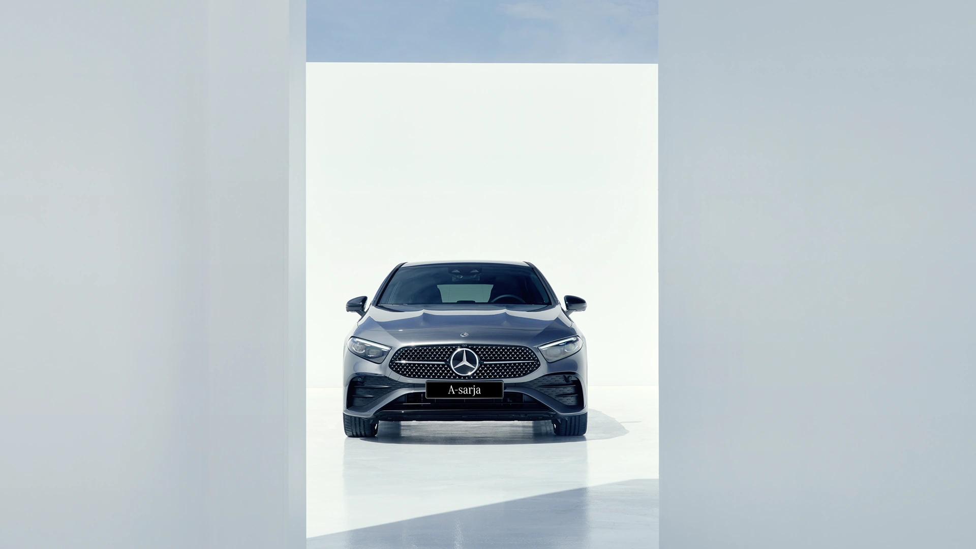 Mercedes-Benz A-sarja suoraan edestä kuvattuna vaalealla taustalla.
