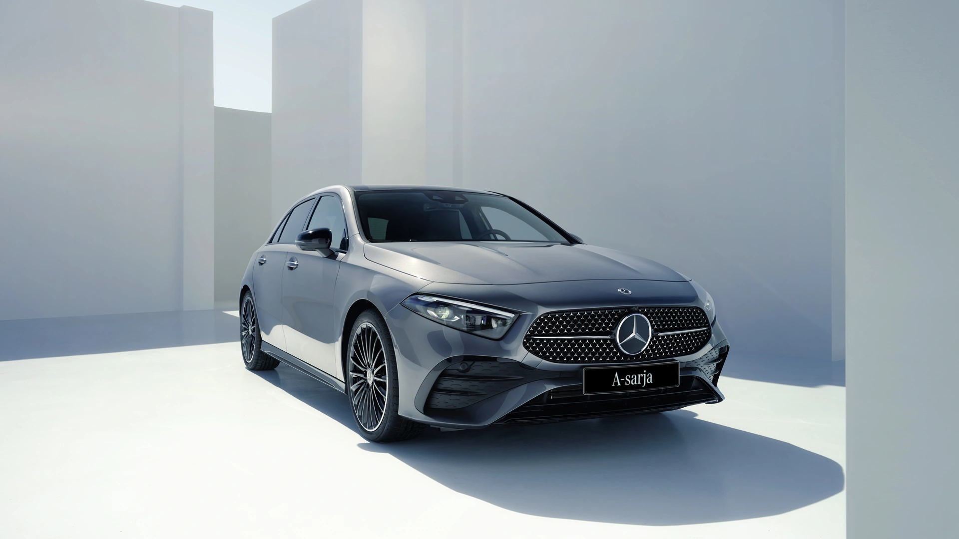 Mercedes-Benz A-sarja edestä kuvattuna vaalealla taustalla.