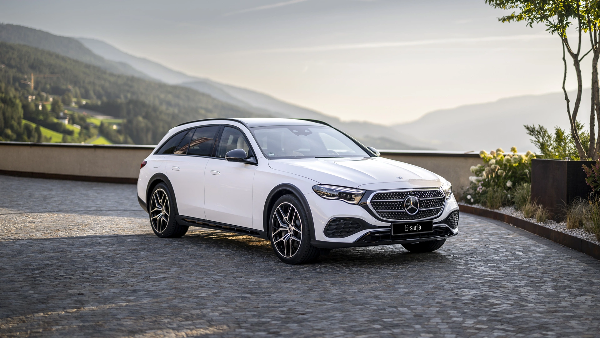 Mercedes-Benz E-sarjan farmari etuviistosta kuvattuna.