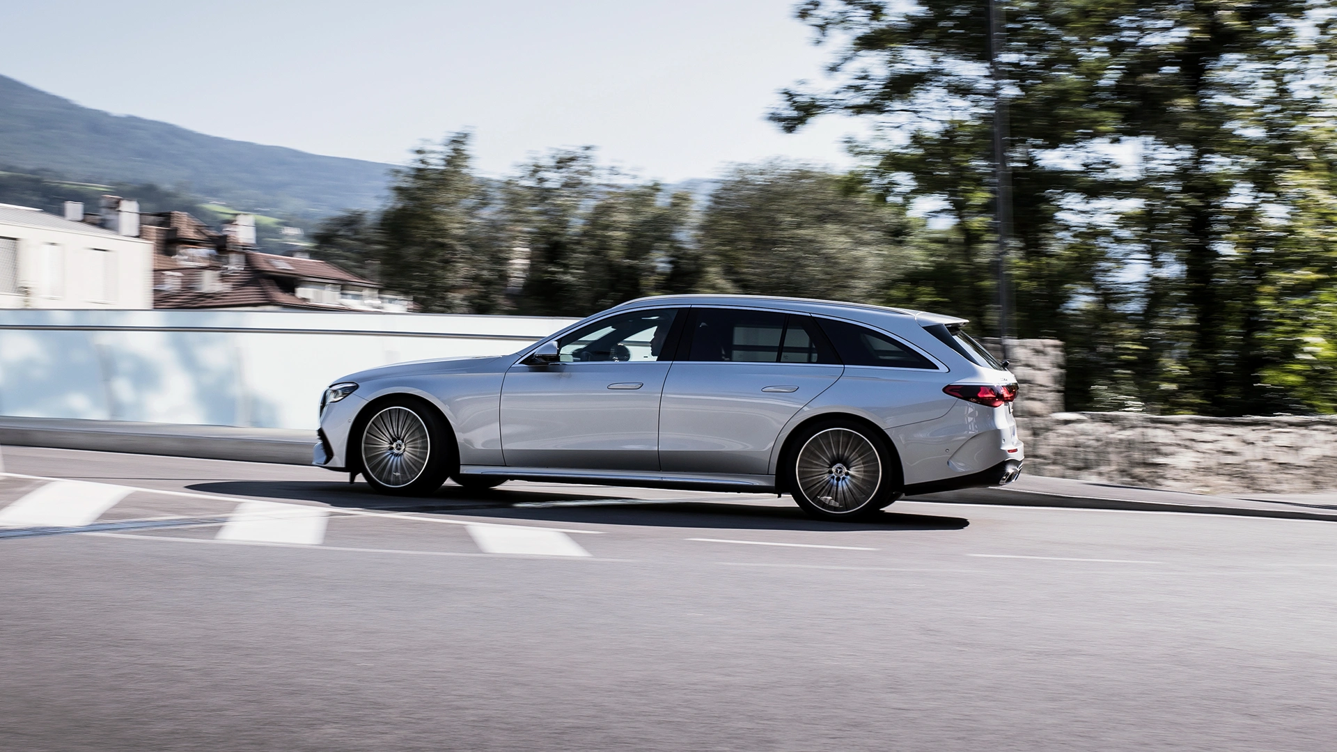 Mercedes-Benz E-sarjan farmari tiellä sivusta kuvattuna.