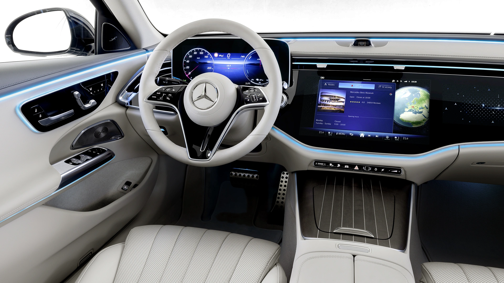 Mercedes-Benz E-sarjan kojelauta keskeltä kuvattuna.