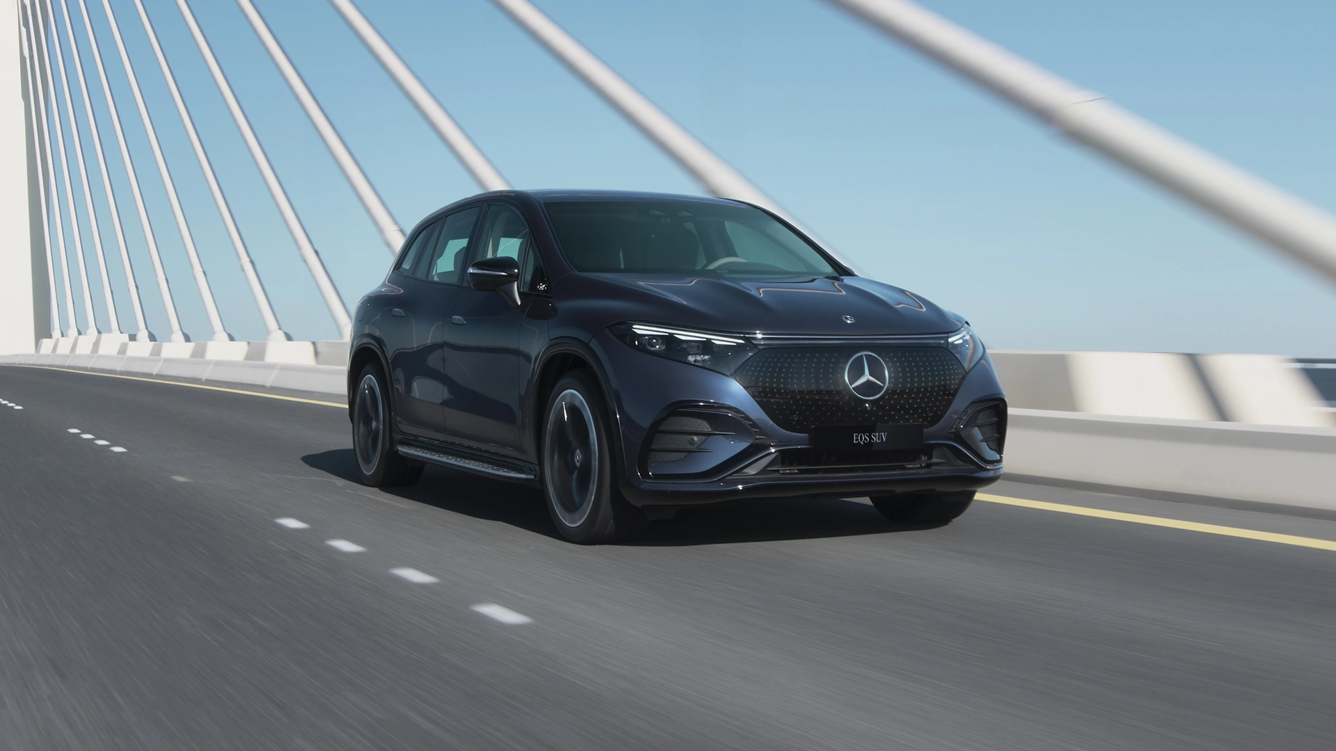 Mercedes-Benz EQS SUV ajaa sillalla edestä kuvattuna.