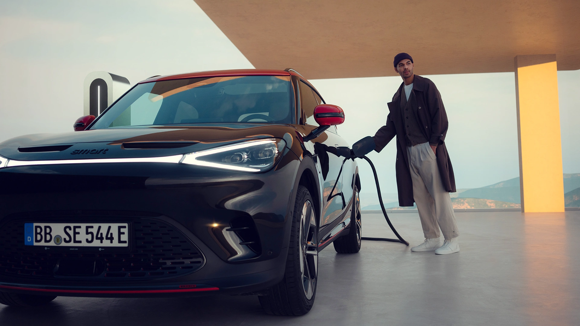 smart #1 jota lataa mies.