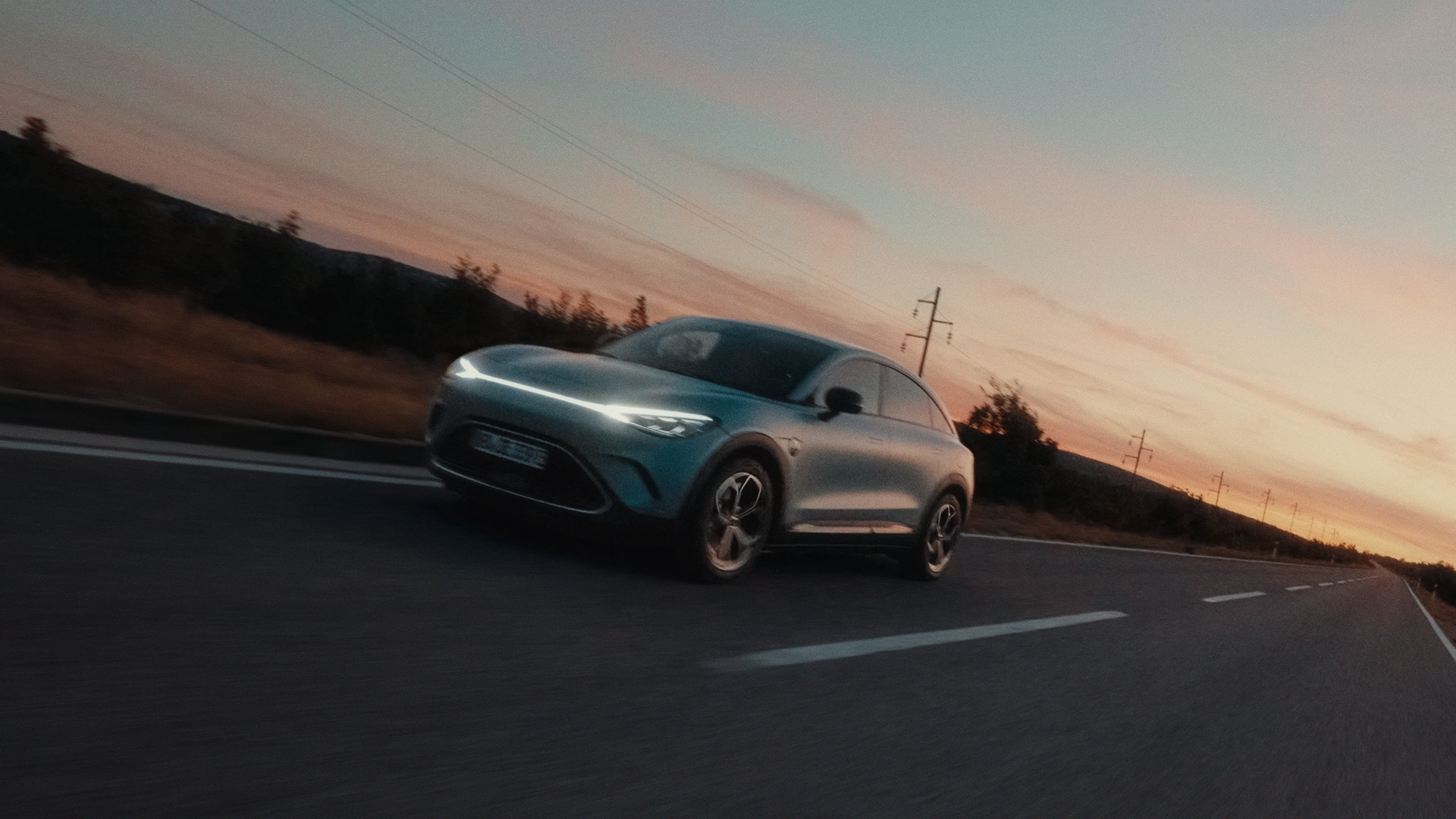 smart #3 ajaa hämärällä maantiellä.