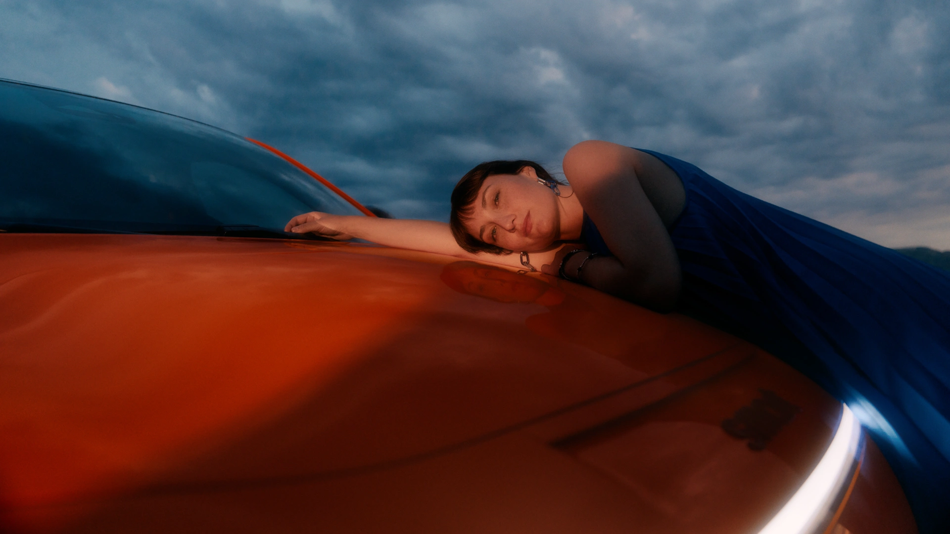 smart #3 jonka konepeltiä vasten nojaa nainen.