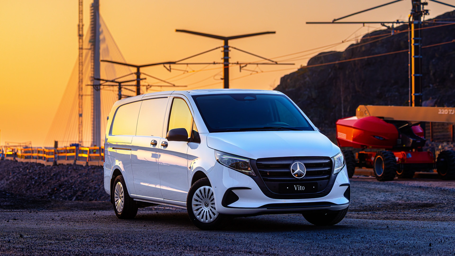 Arktikvalkoinen Mercedes-Benz Vito 4x4 auringonlaskussa