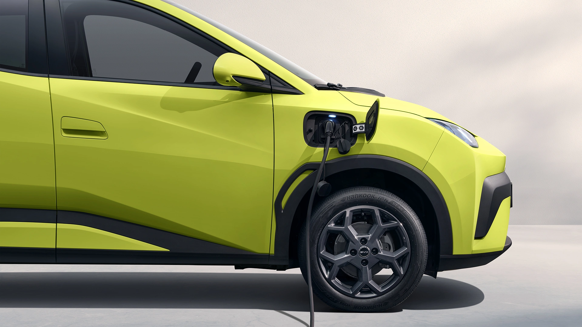 BYD Dolphin Surf täyssähköauton latausluukku studiokuvassa
