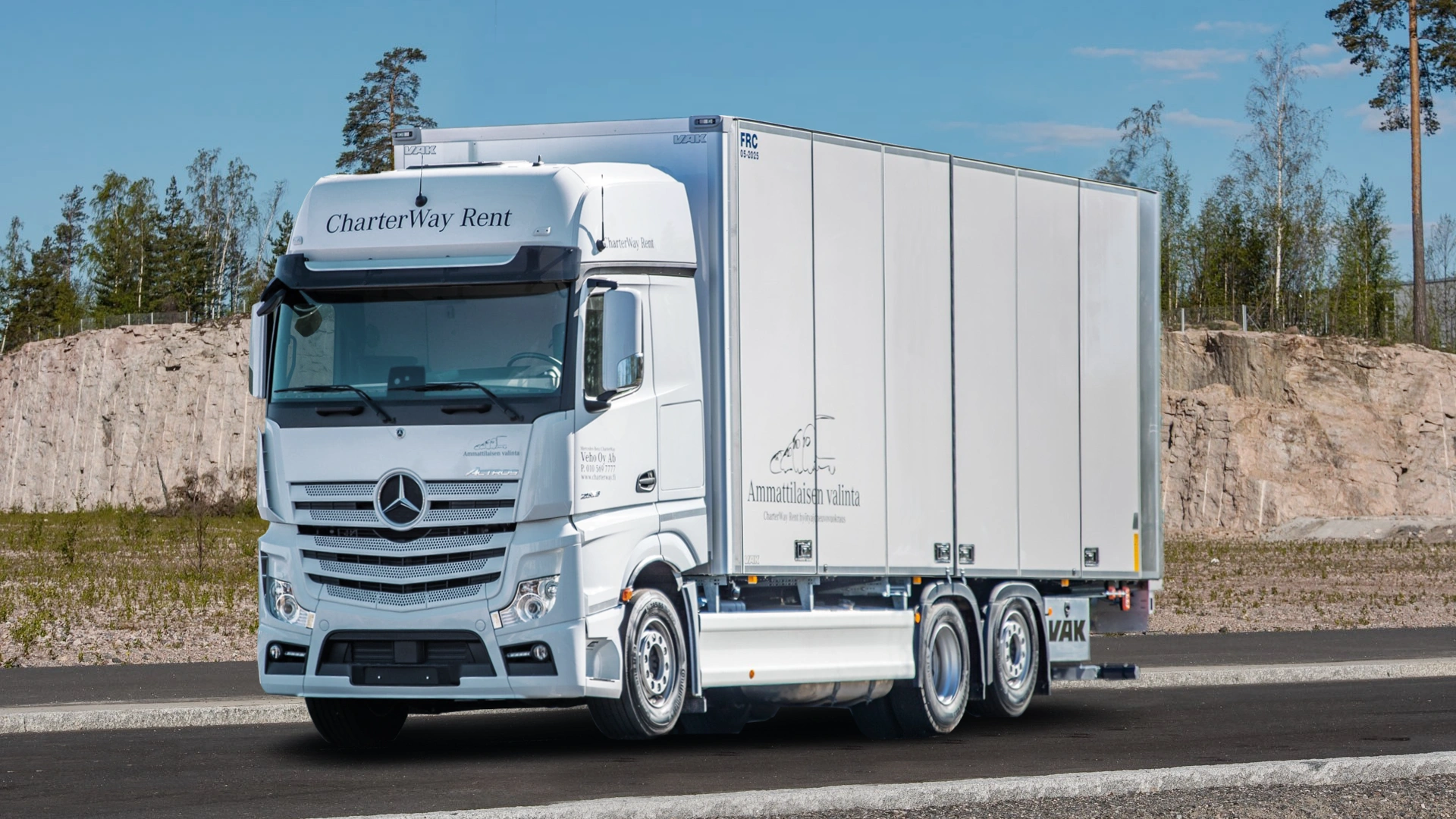 Mercedes-Benz Actros vuokra-auto ajaa tiellä