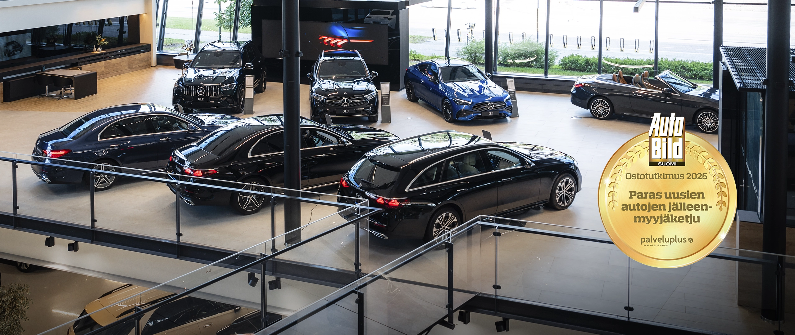 Vehon autoliike, jossa paljon Mercedes-benz henkilöautoja