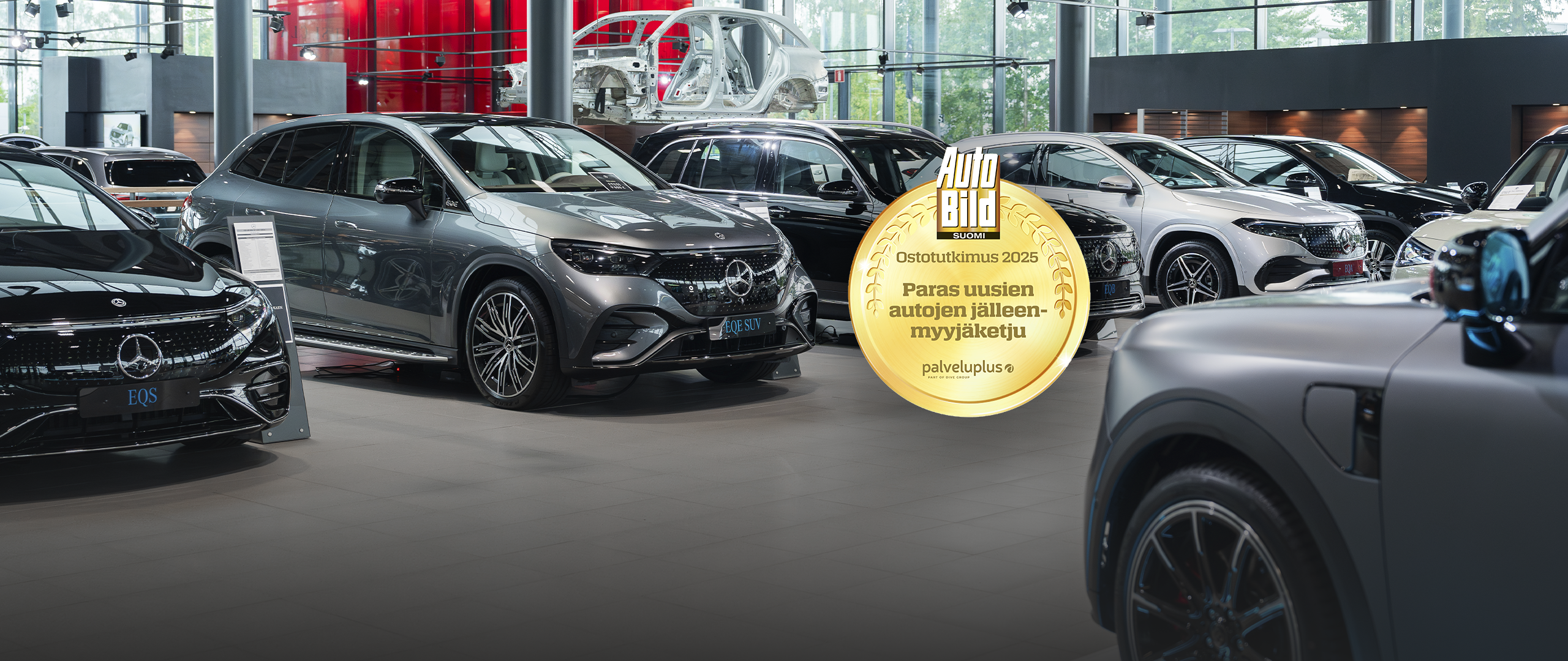 Mercedes-Benz henkilöautot rivissä autoliikkeessä
