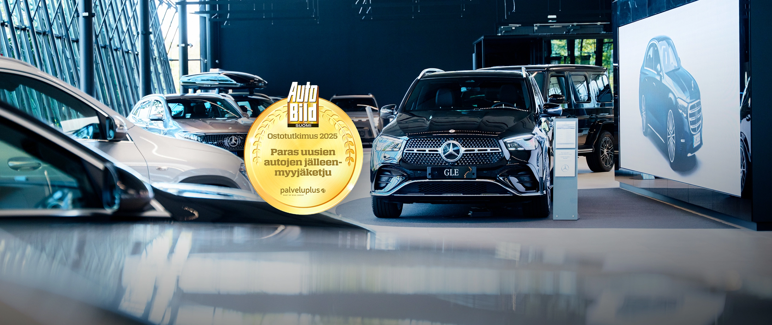 Vehon autoliike, jossa paljon Mercedes-benz henkilöautoja
