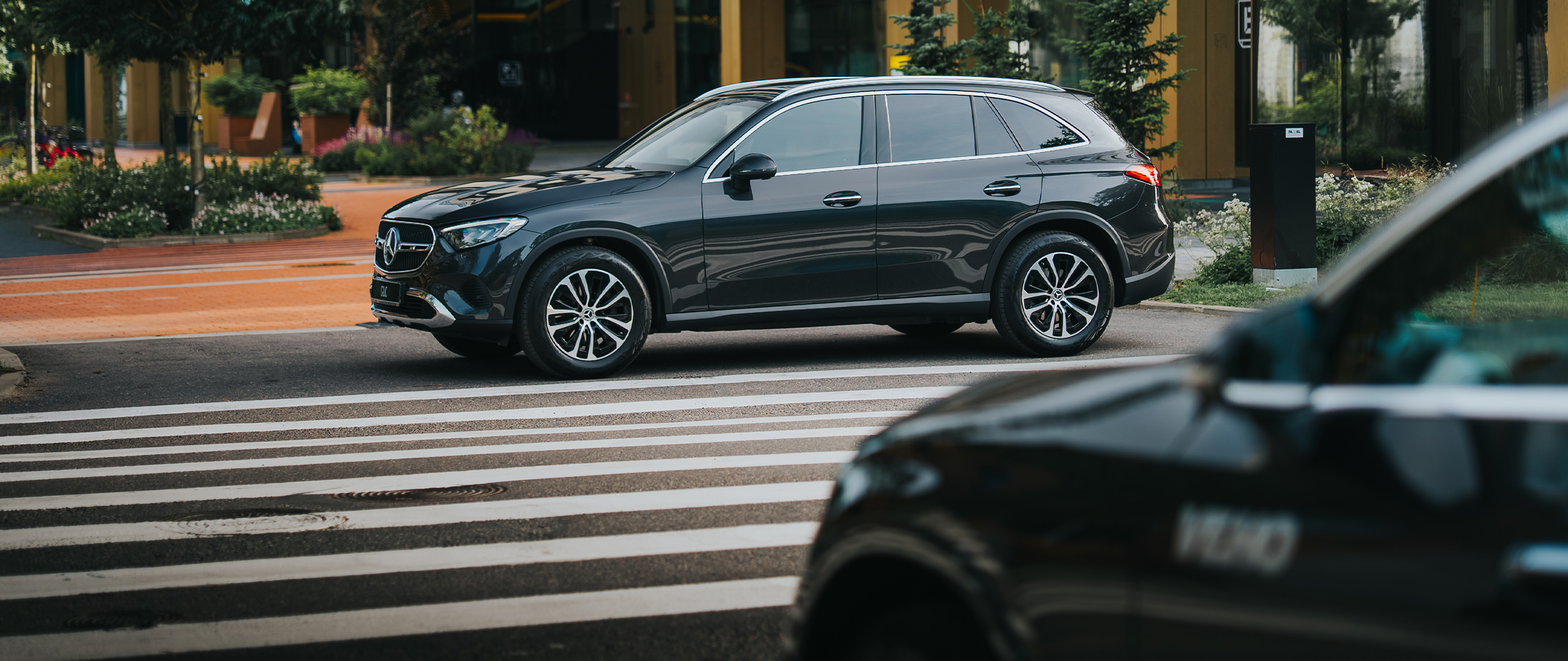 Mercedes-Benz GLC kaupunkimaisemassa