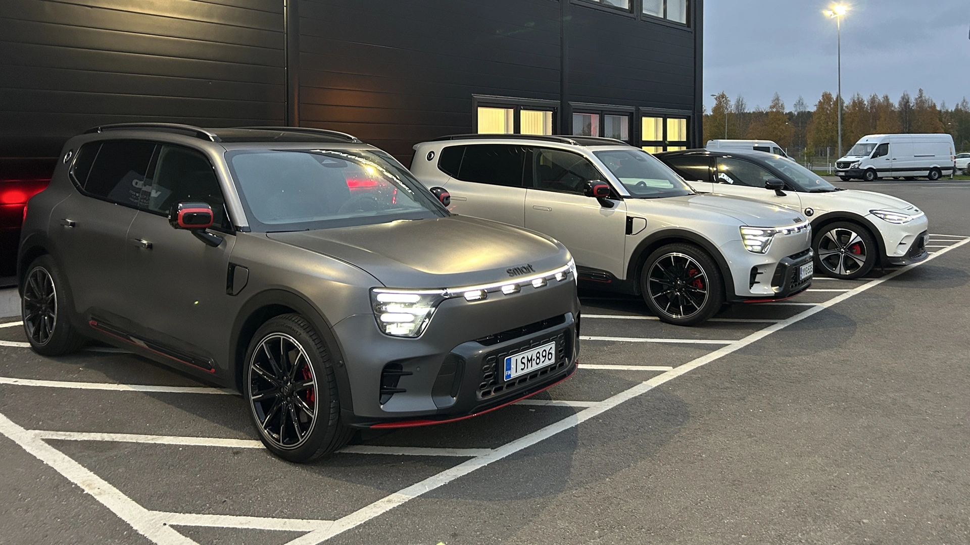 Kolme smart henkilöautoa rivissä Veho Oulun pihassa.