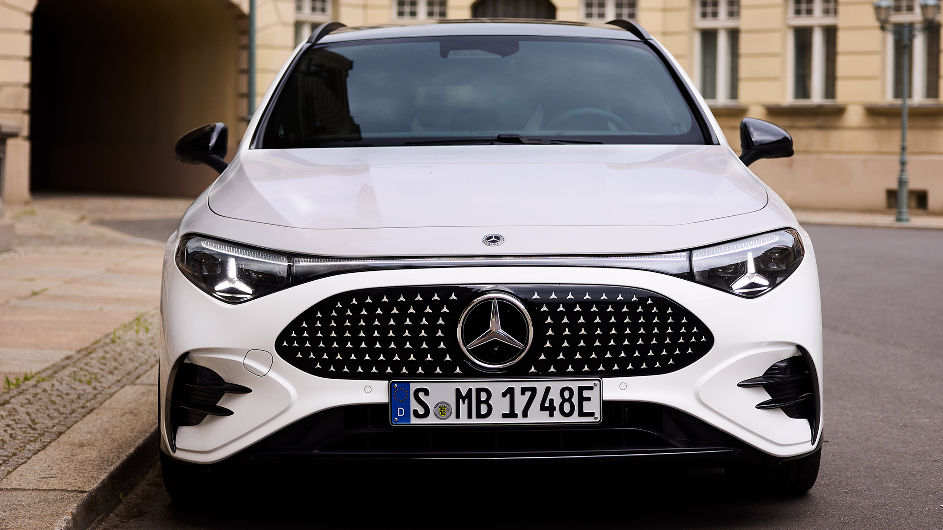 Valkoinen Mercedes-Benz CLA Shooting Brake kaupunkimaisemassa.