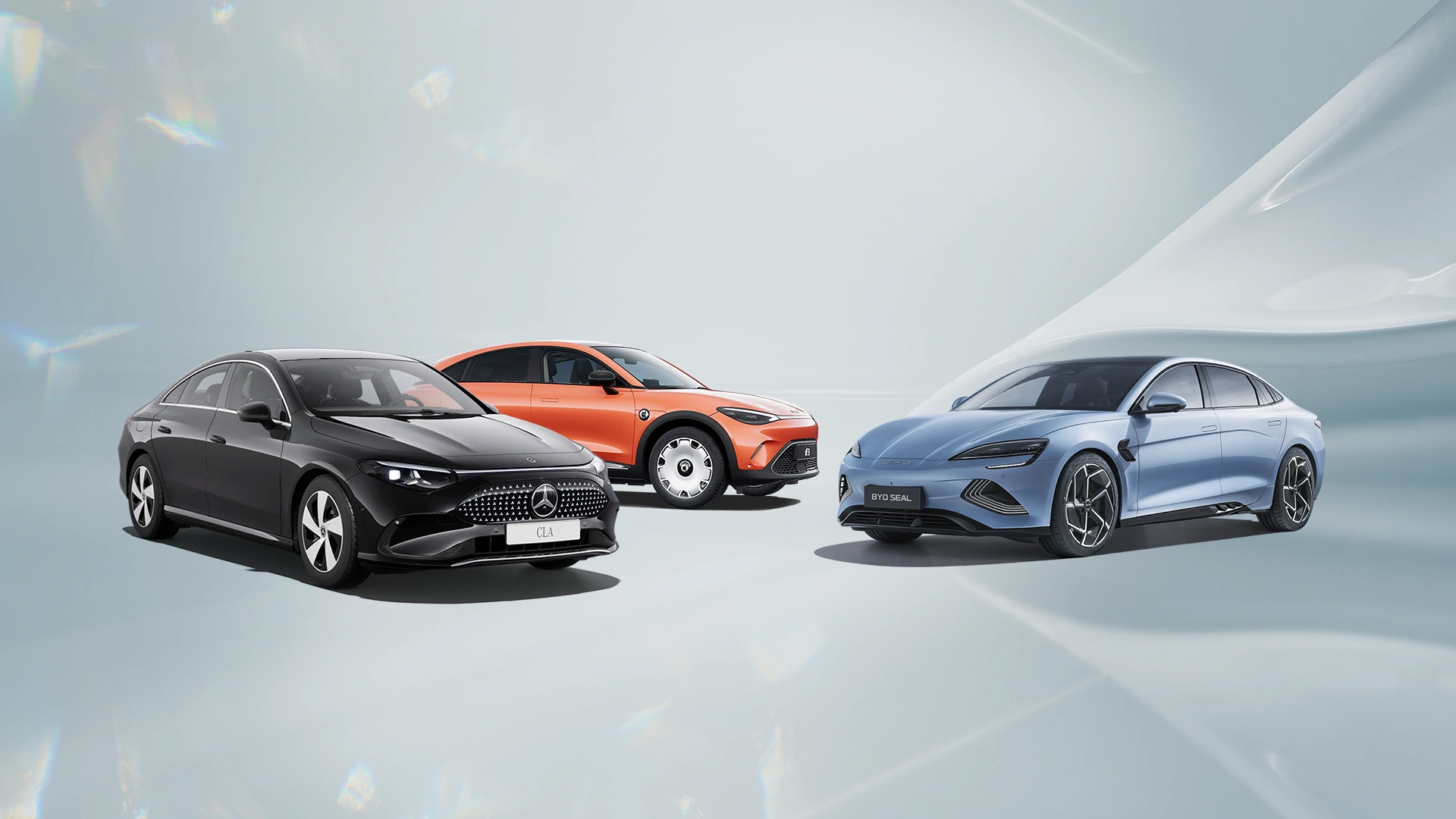 Vehon kuva jossa Mercedes-Benz CLA, smart #3 ja BYD Seal samassa studiokuvassa.