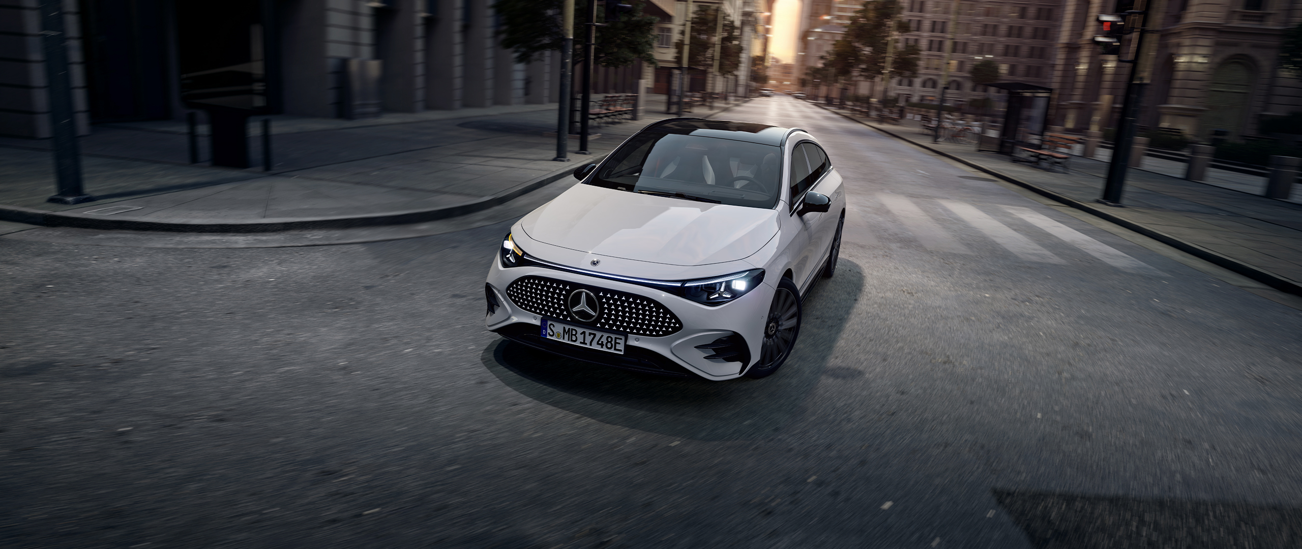 Valkoinen Mercedes-Benz CLA Shooting Brake kaupunkimaisemassa.