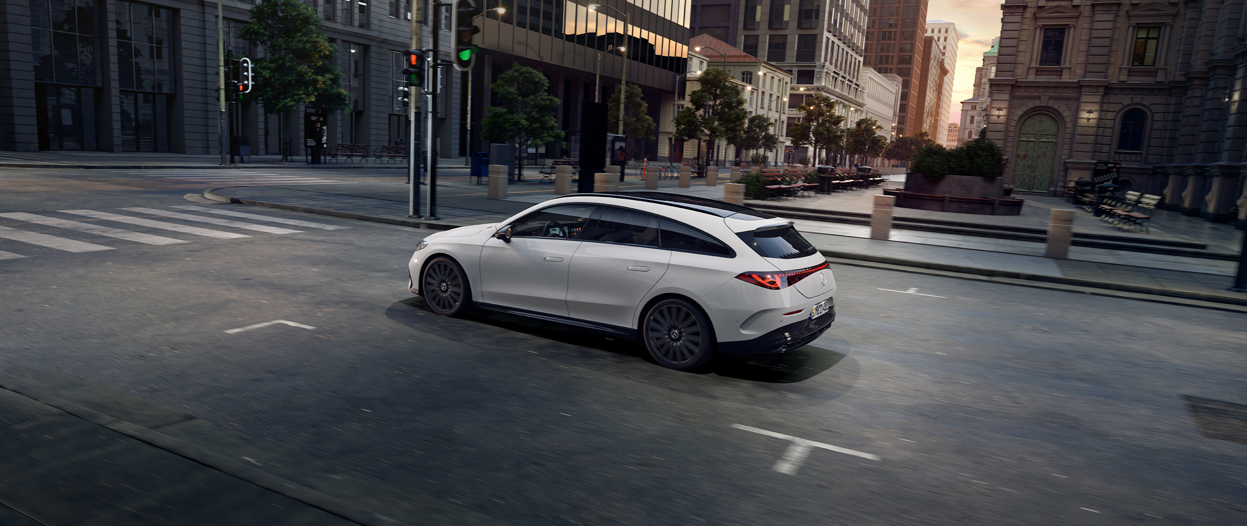 Valkoinen Mercedes-Benz CLA Shooting Brake kaupunkimaisemassa.