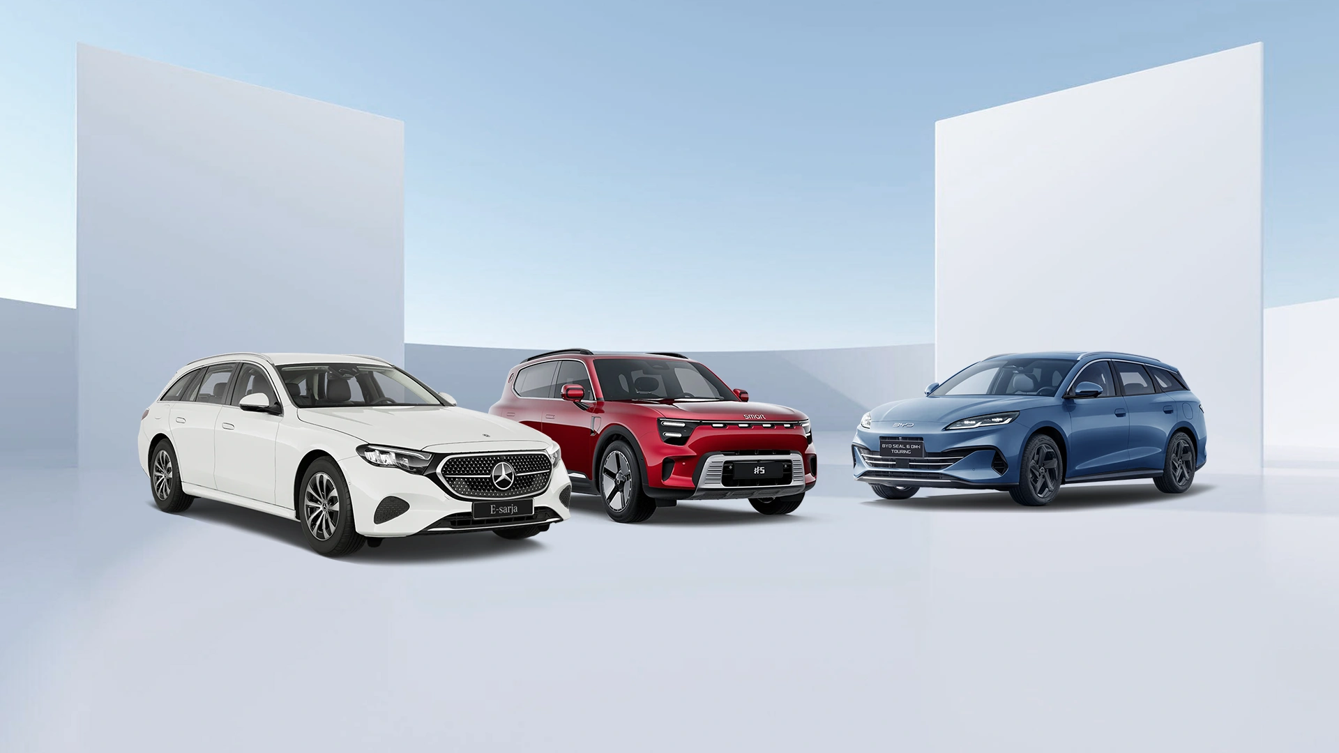 Vehon studiokuva jossa mallit Mercedes-Benz E-sarjan farkku, smart #5 ja BYD Seal 6 DM-i farkku