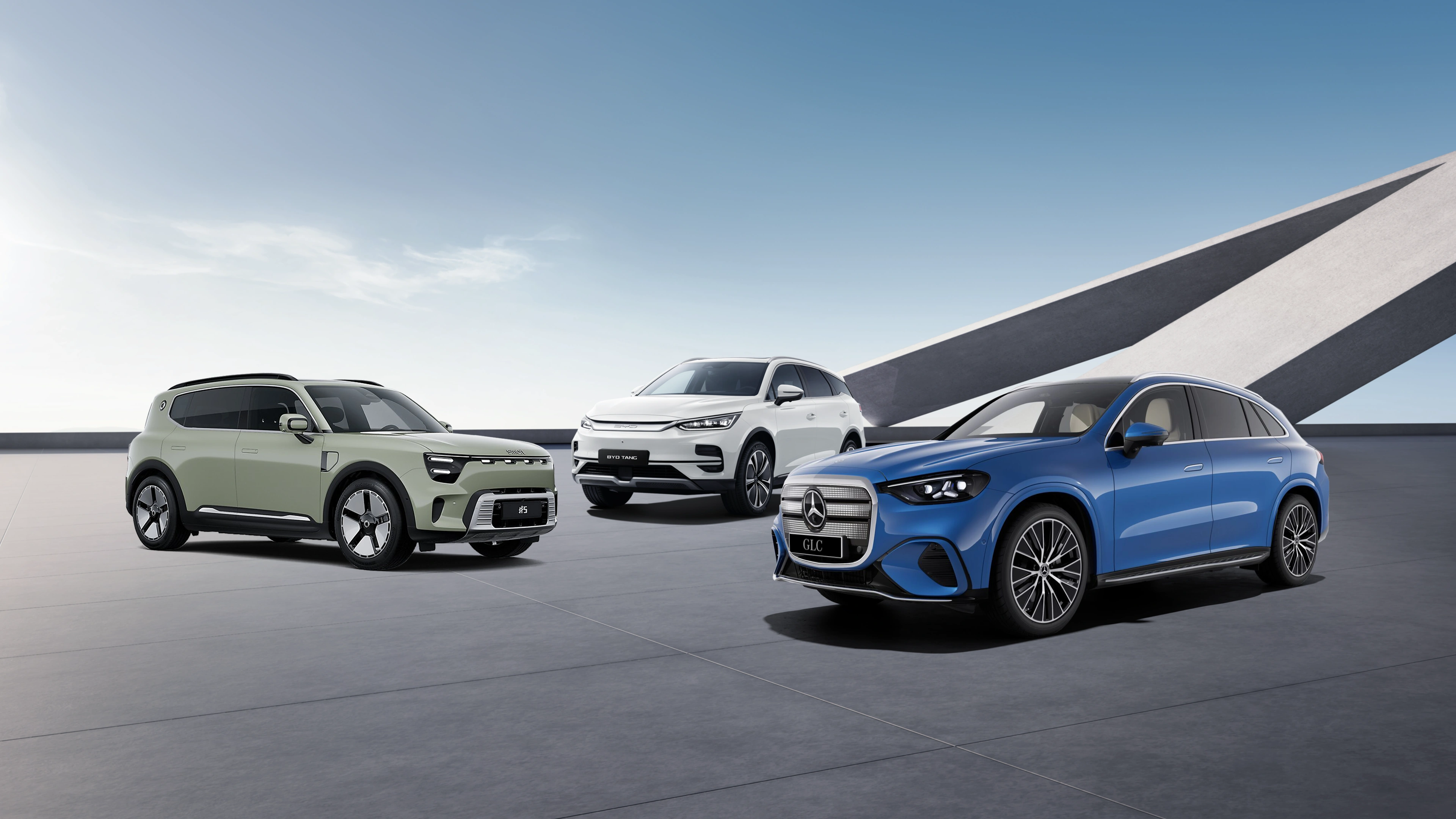 Vehon studiokuva autoista Mercedes-Benz GLC, smart #5 ja BYD Tang