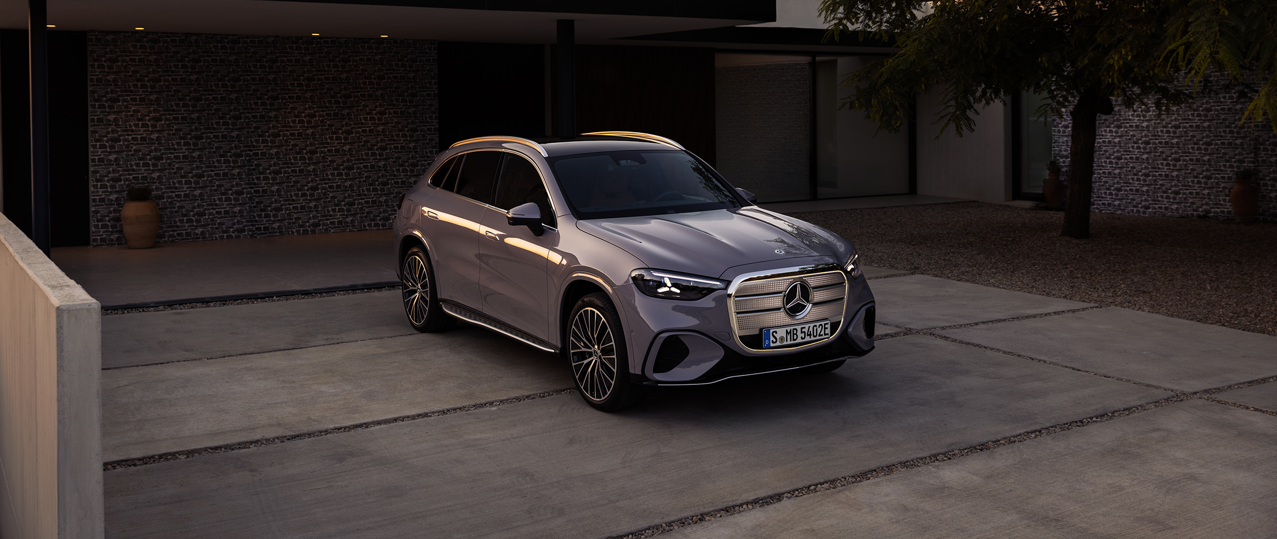 Harmaa Mercedes-Benz GLC talon pihalla
