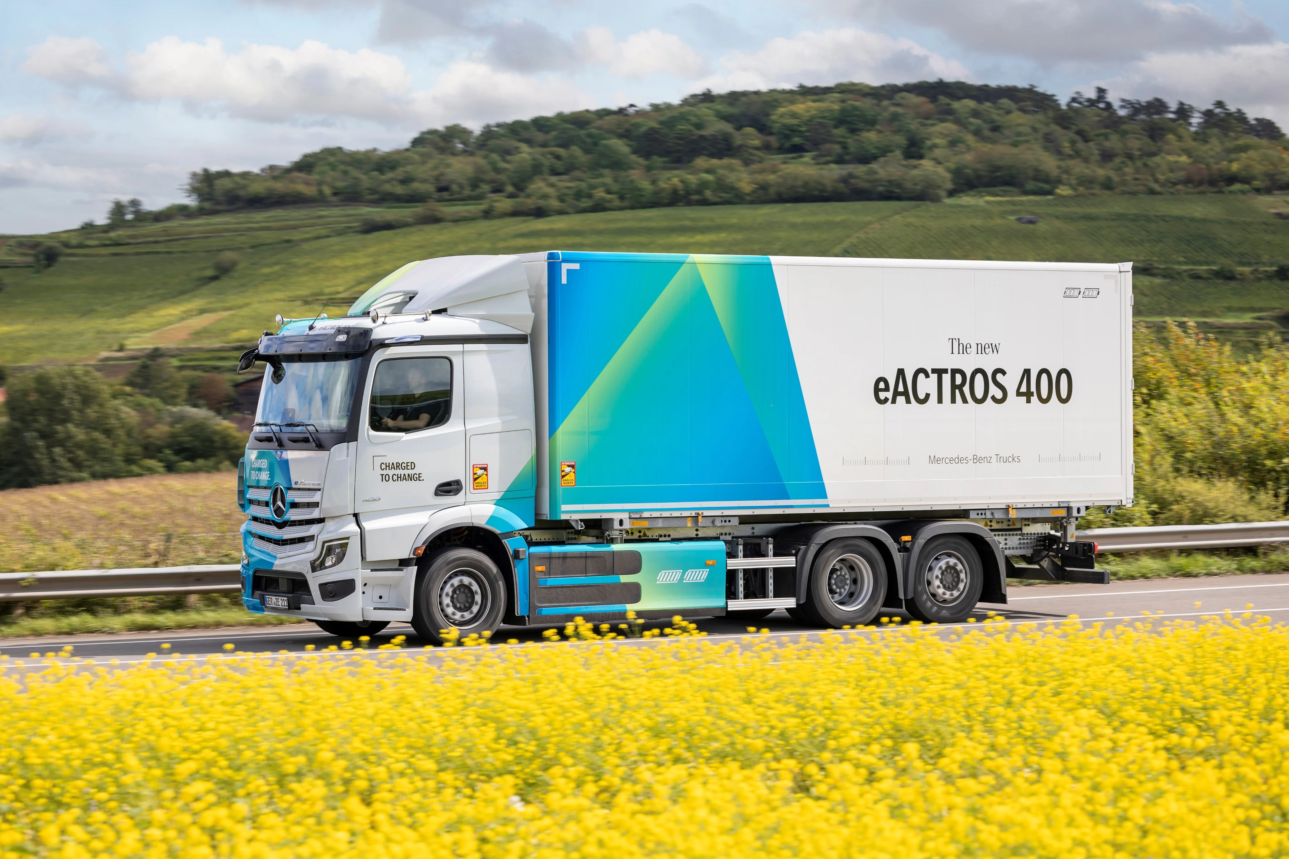 Uusi eActros 400 kukkapellon keskellä