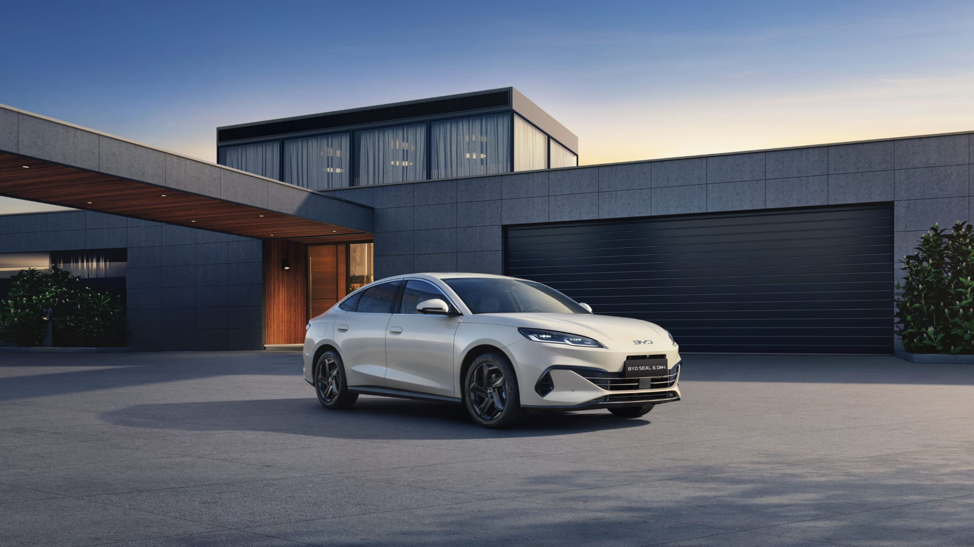 Valkea BYD Seal 6 ladattava hybridi talon edessä