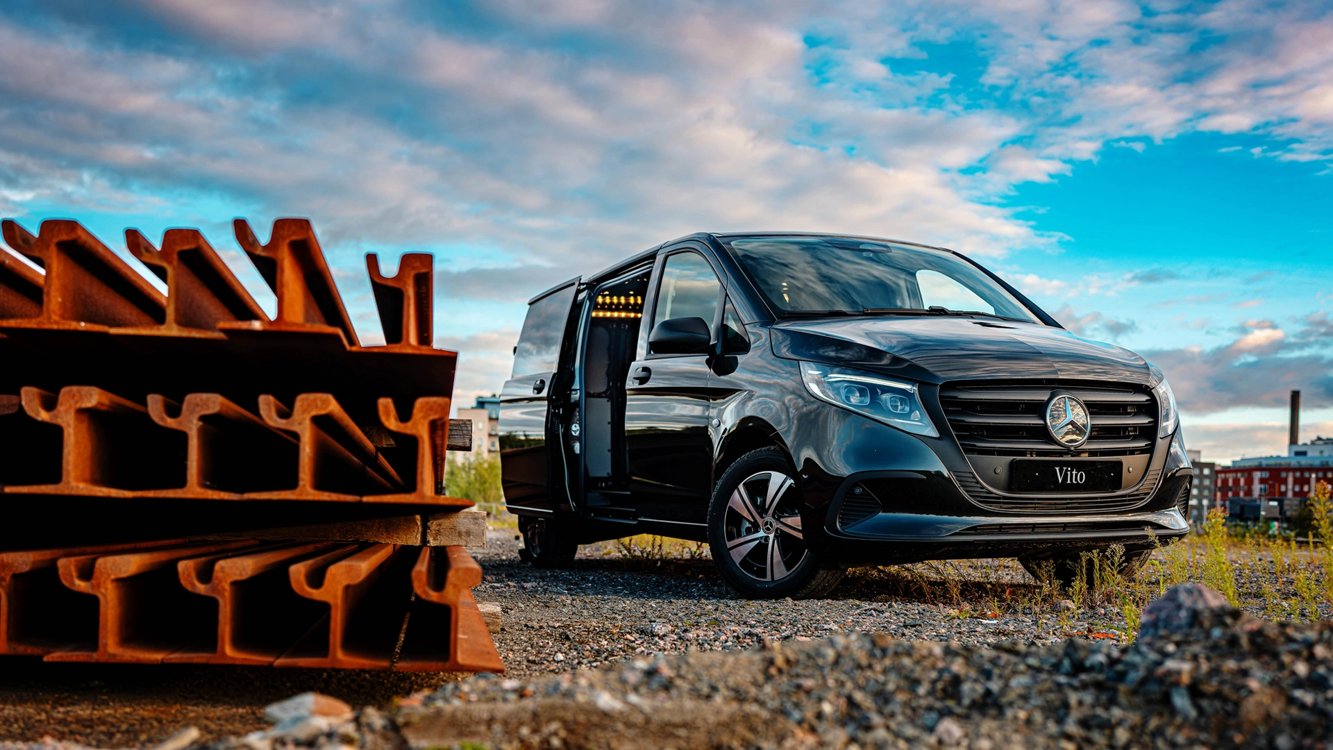 Mercedes-Benz Vito Pro Edition rakennuselementtien vieressä