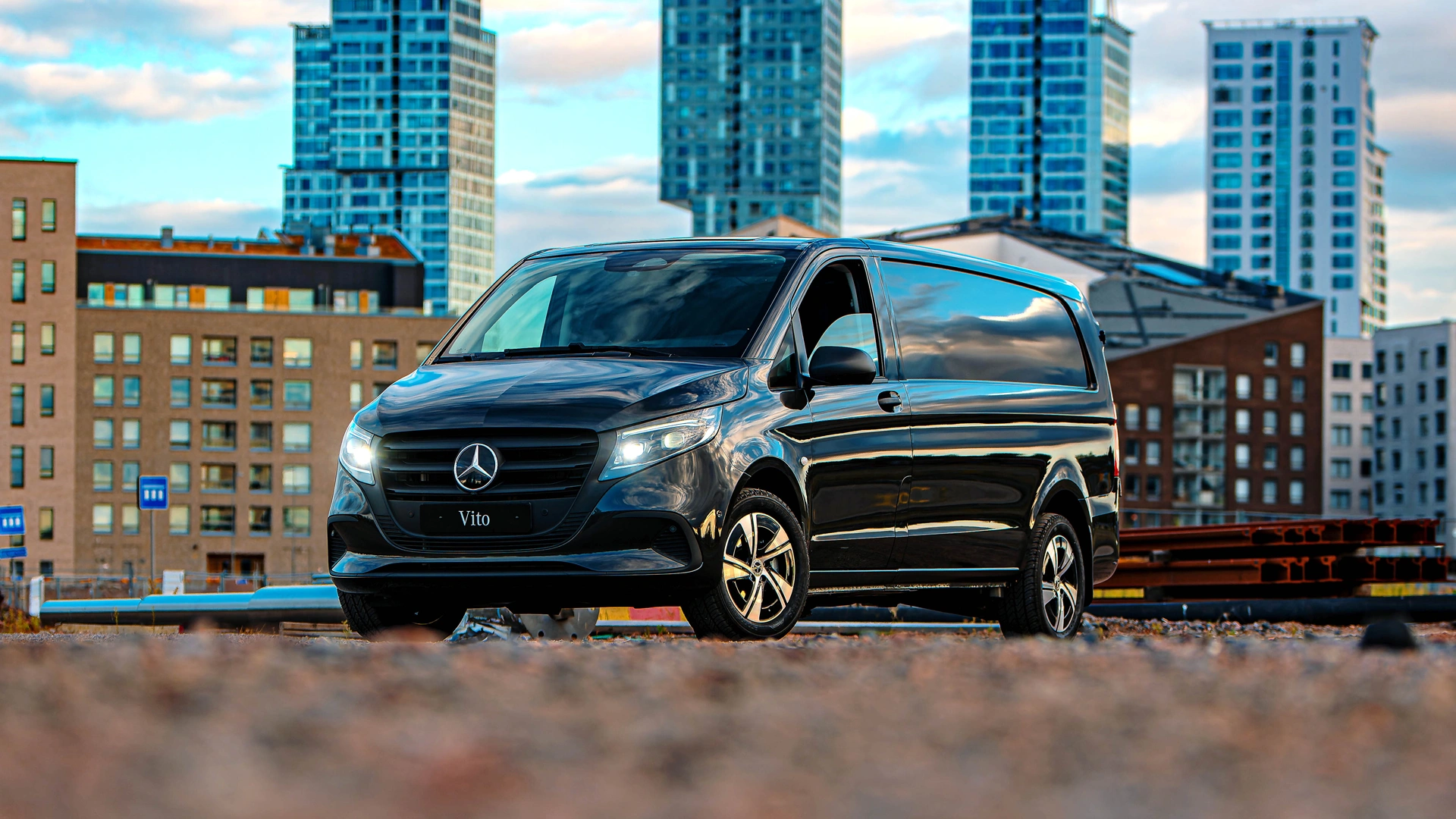 Mercedes-Benz Vito Pro Edition Helsingin Kalasatamassa.