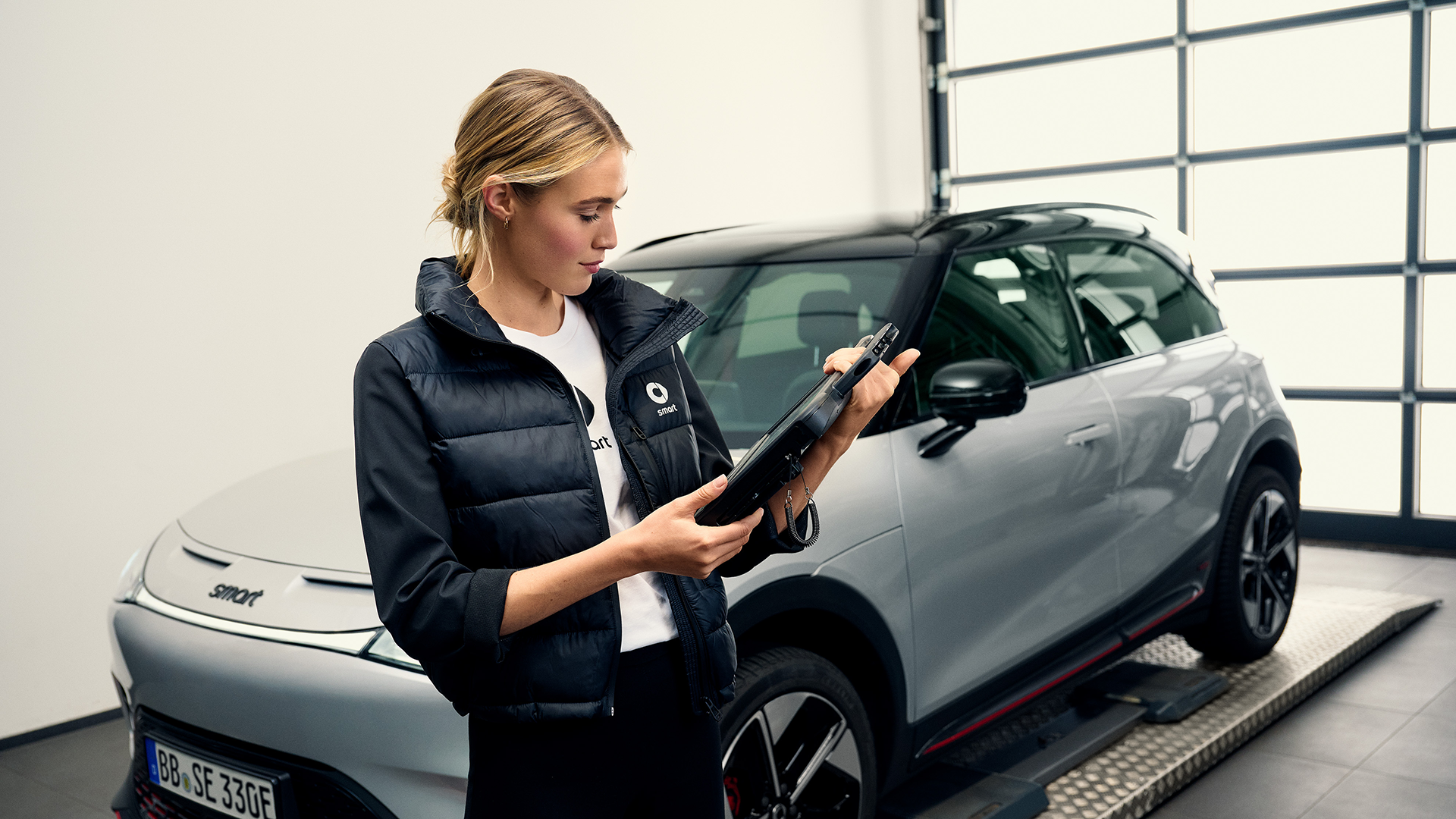 Vehon smart-huollon asiantuntija selvittämässä auton huoltotarvetta.