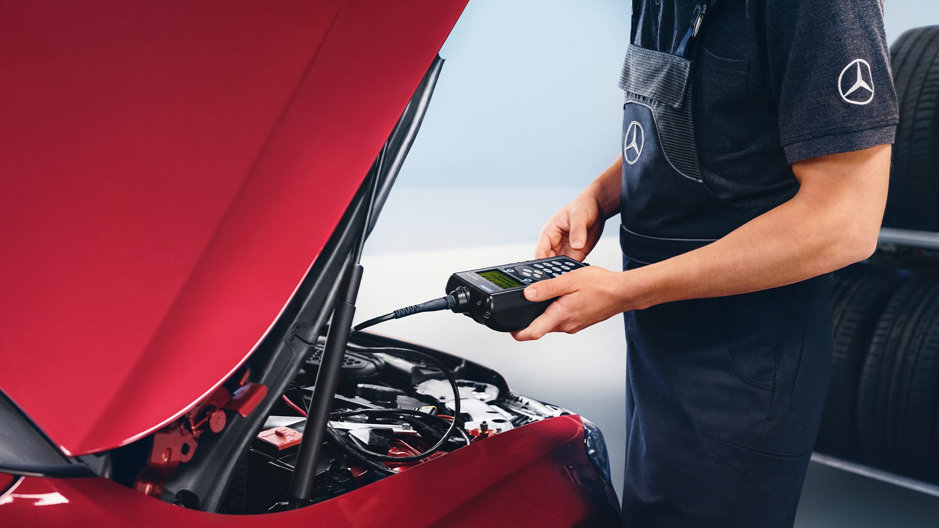 Mercedes-Benz huoltohenkilö huoltamssa auton akkua.