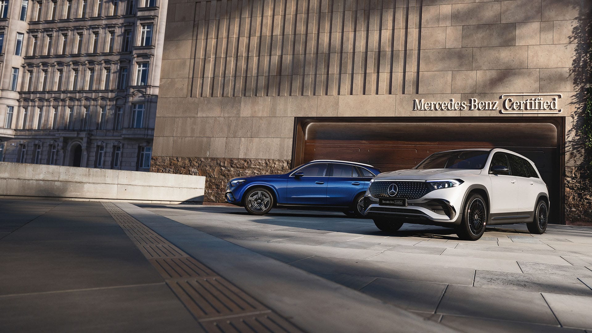 Mercedes-Benz -autot talon edessä, seinässä teksti "Mercedes-Benz Certified"