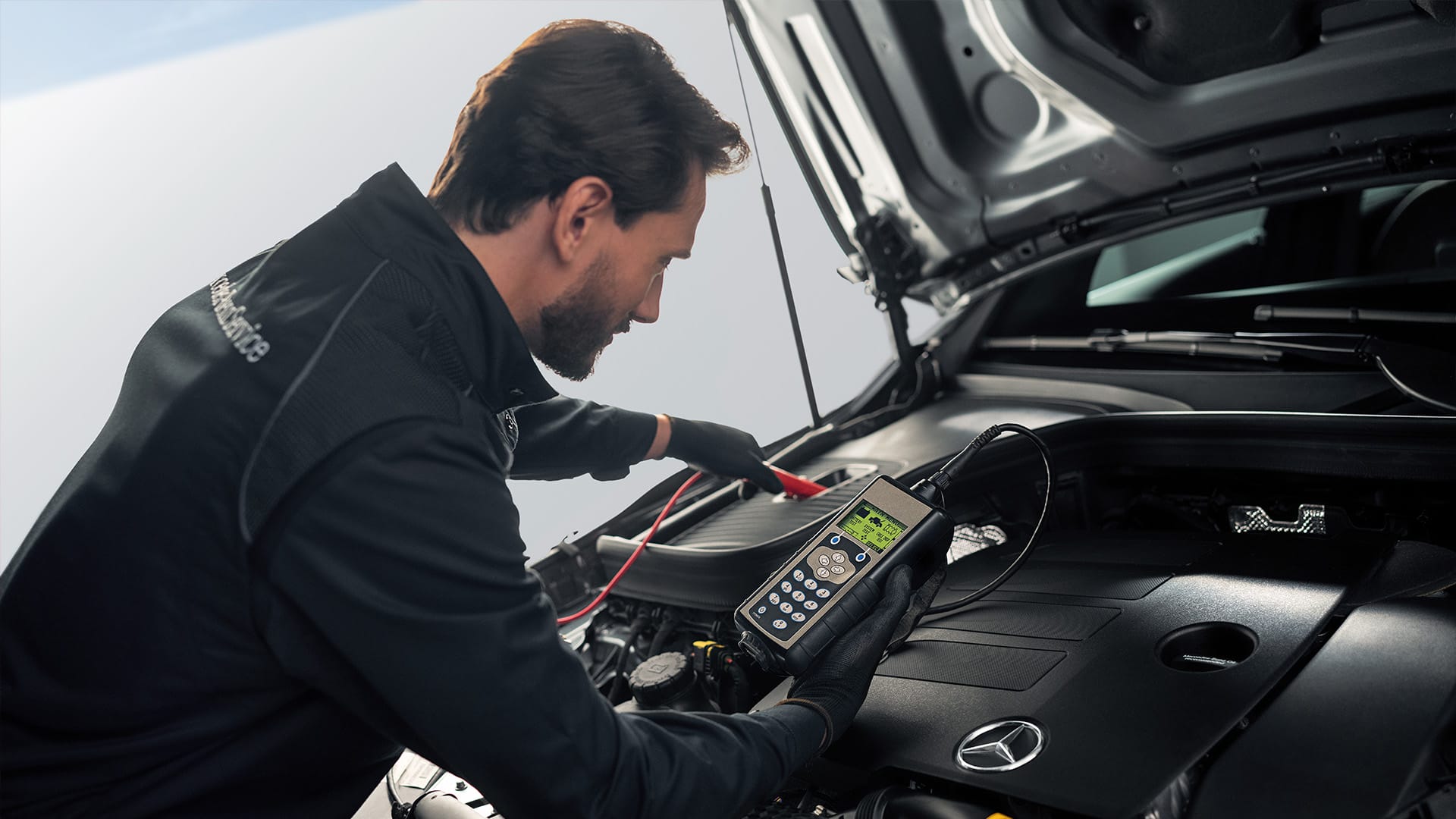 Mercedes-Benz akun huoltoa.