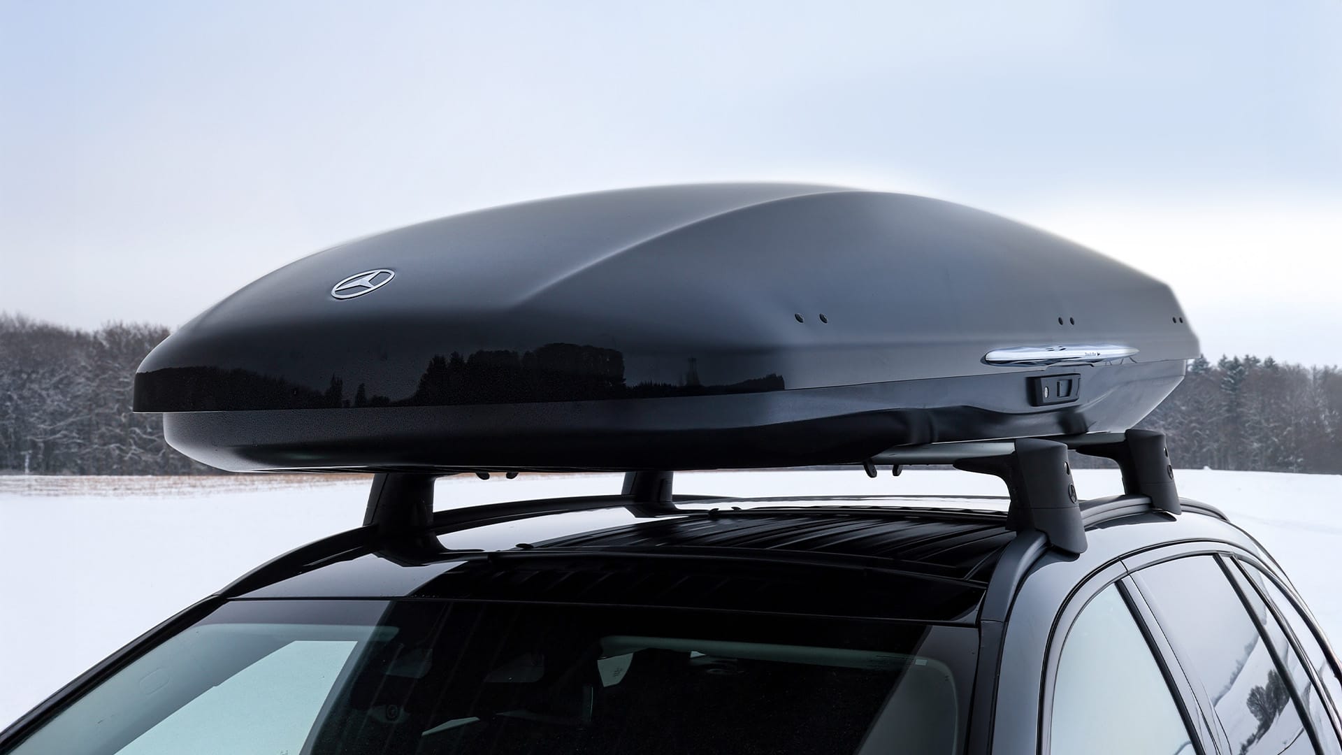 Mercedes-Benz suksiboksi auton katolla.