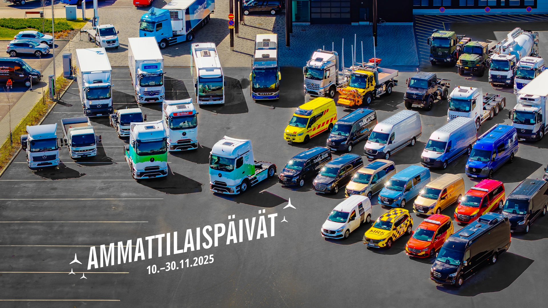 Ammattilaispäivät-logo Mercedes-Benz paketti- ja kuorma-autokaluston edessä