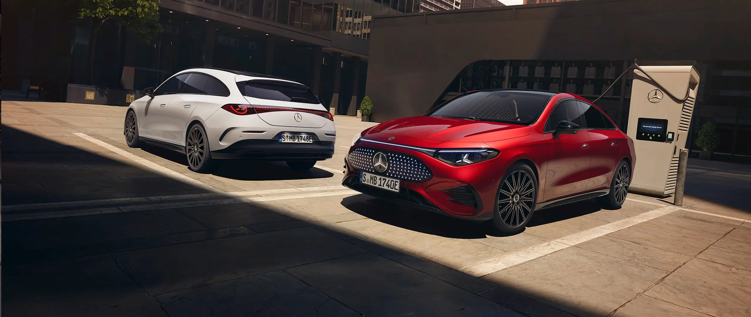 CLA sedan ja Shooting Brake farmarit vierekkäin