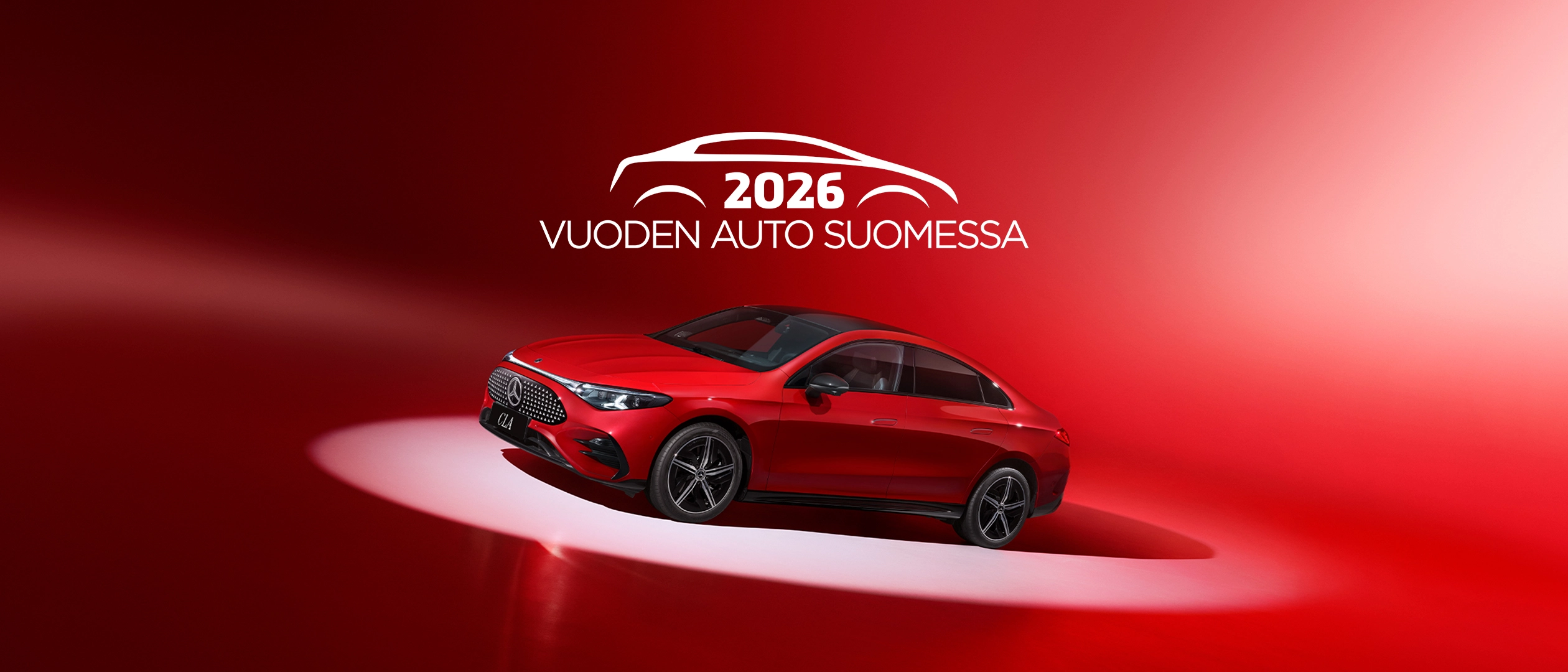 Uusi CLA punaista taustaa vasten Vuoden auto Suomessa 2026 logon kanssa