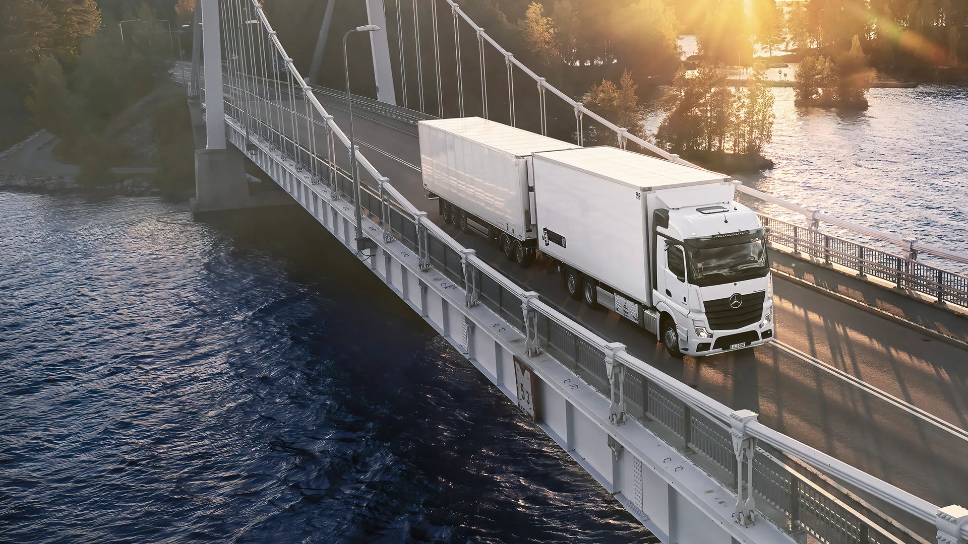 Mercedes-Benz Actros ajaa sillalla.