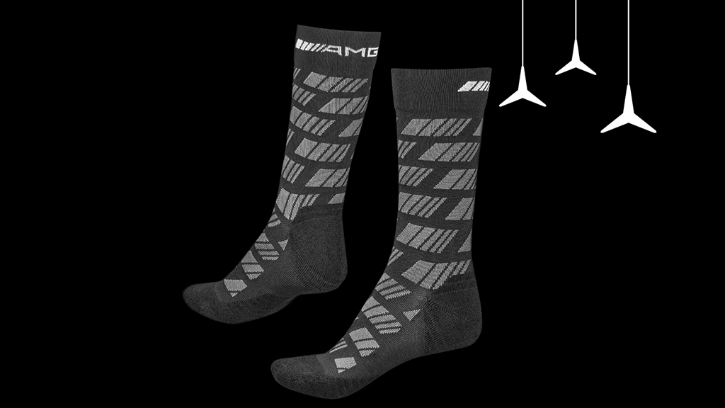 Tyylikkäät mustat Mercedes-AMG-sukat, joissa vahvistetut päkiä- ja kantapääalueet.